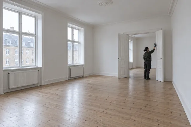 Tom, rengjort stue med plankegulv